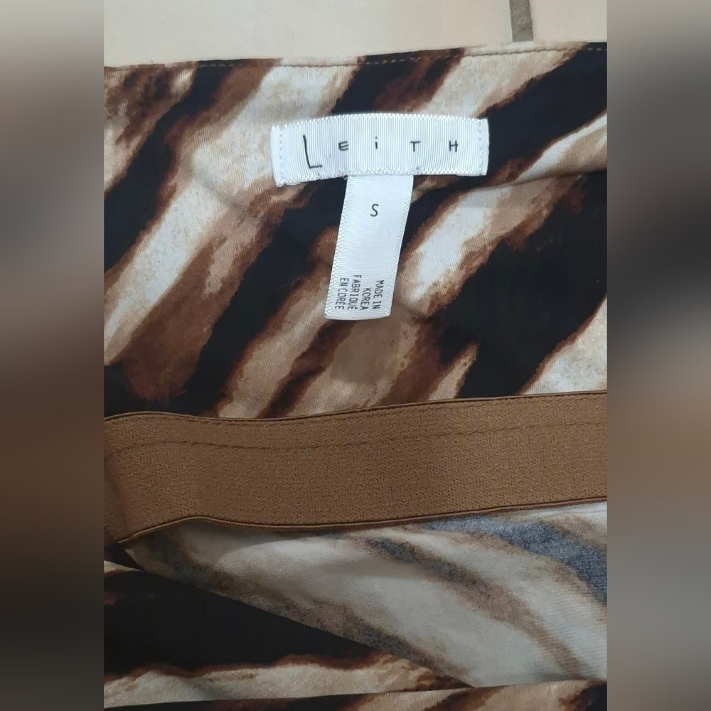 Leith Printed Stretch Tank with Built-In Shelf Bra – Brown Animal Print (S) - Picture 3 of 4